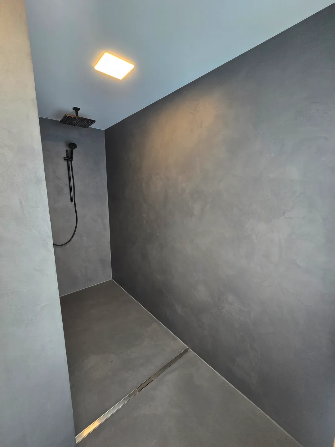 Fugenlose Duschgestaltung in Anthrazit - Fugenlose Gestaltung von Wänden und Boden einer Dusche mit spezieller Beschichtung für Nassbereiche.