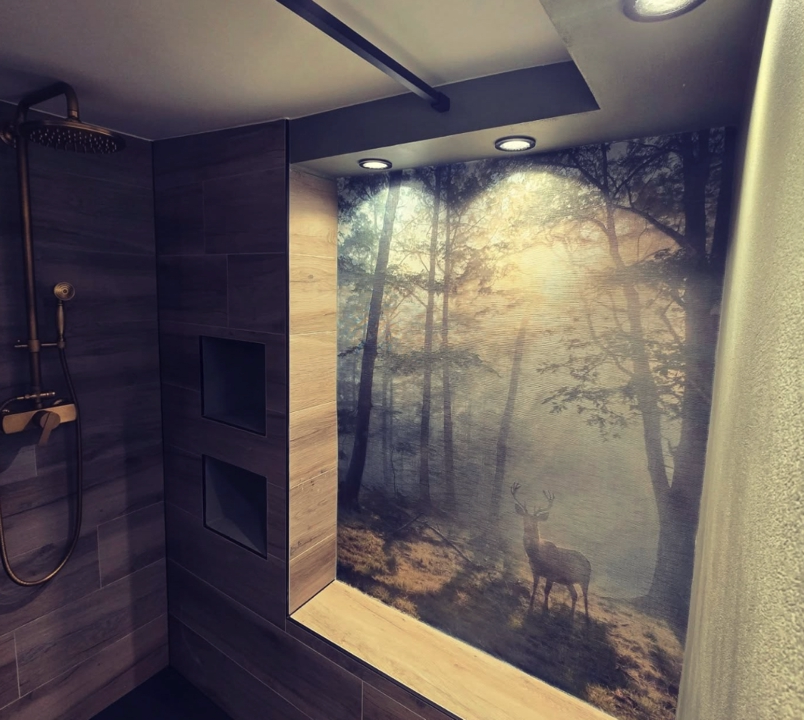 Baddesign mit Waldmotiv - Individuelle Wandgestaltung im Badezimmer mit Fototapete und passender Beleuchtung
