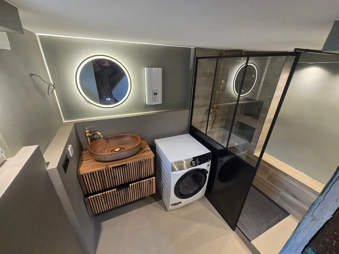 Badezimmer Renovierung - Moderne Gestaltung eines Badezimmers mit Dusche, Waschbecken und Waschmaschine.