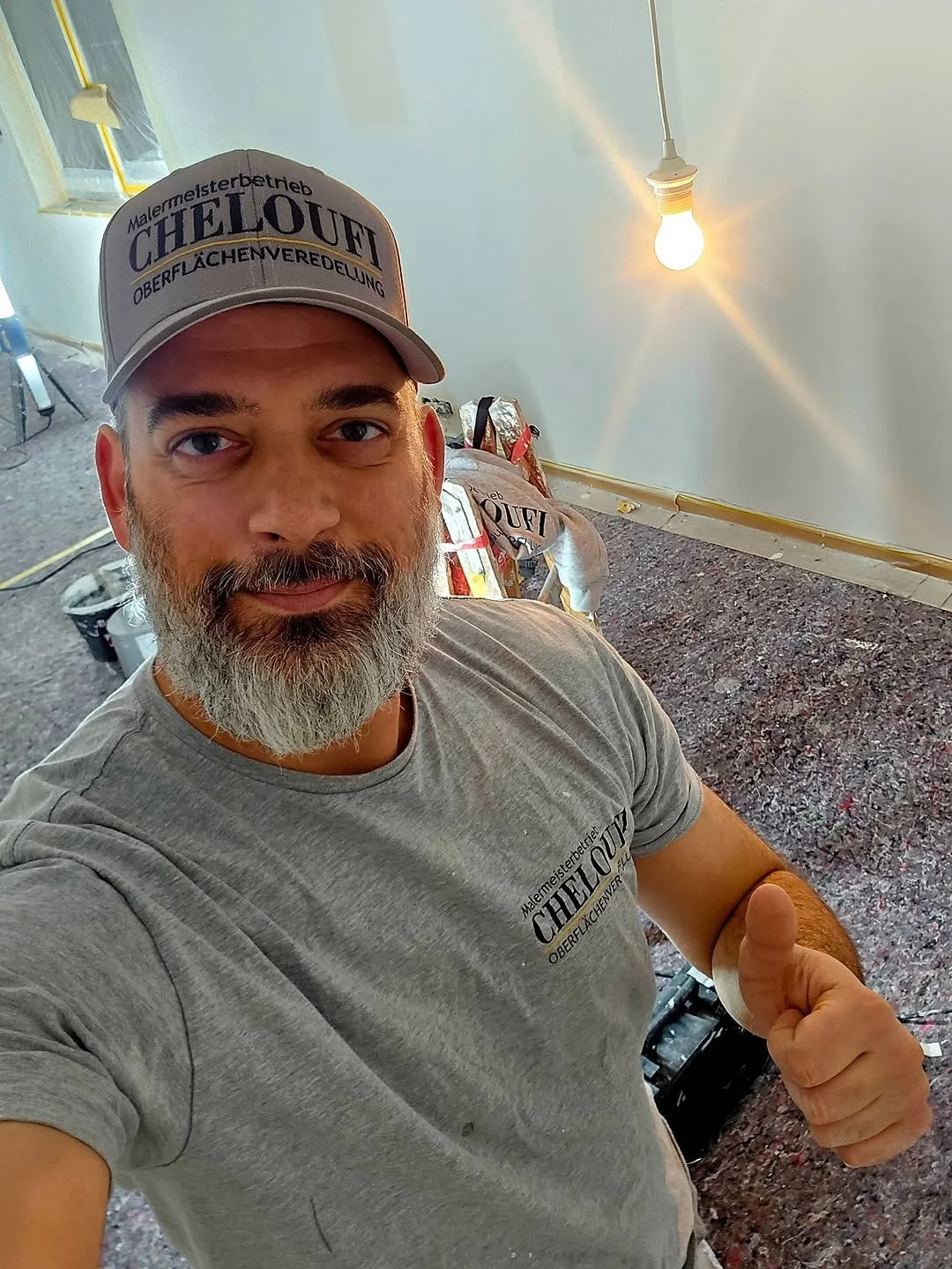 Malermeister Mehdi Cheloufi bei der Arbeit