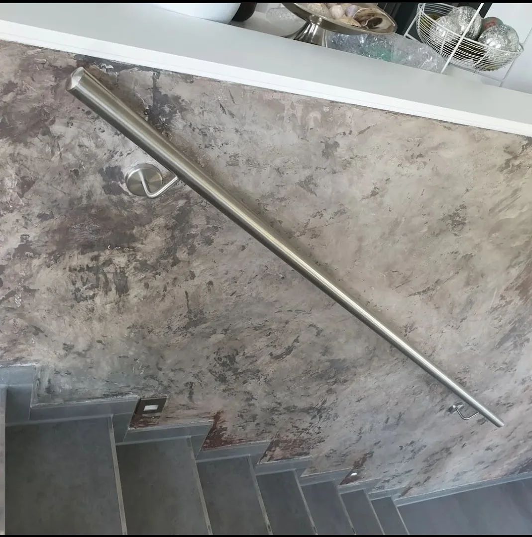 Wandgestaltung Treppenhaus Betonoptik - Individuelle Wandgestaltung im Treppenhaus mit Spachteltechnik in Betonoptik für modernen Loft-Charakter.