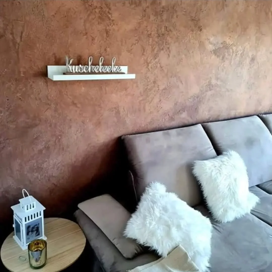 Kuschelige Wandgestaltung Kreativtechnik - Individuelle Wandgestaltung mit Kreativtechnik in warmen Brauntönen für eine gemütliche Atmosphäre.