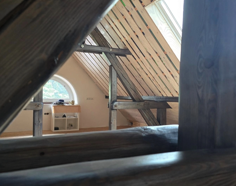 Dachgeschossausbau mit Holzbalken - Ausbau eines Dachgeschosses unter Verwendung von naturbelassenen Holzbalken und Verkleidung der Dachschrägen.
