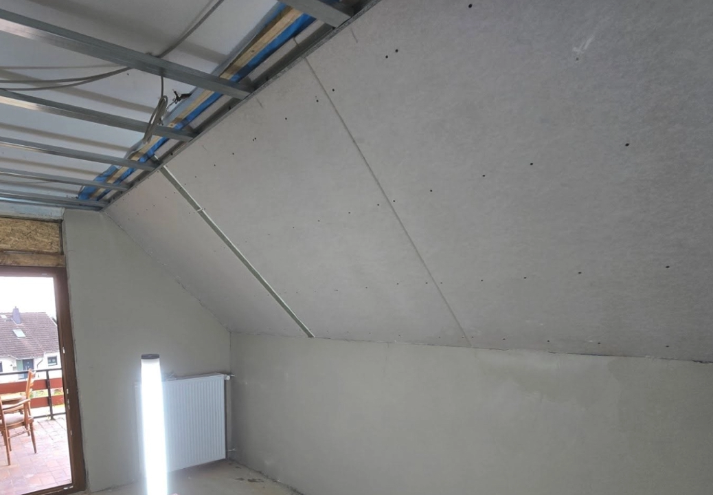 Trockenbau in Dachgeschosswohnung - Erstellung von Decken und Wänden in Trockenbauweise zur Sanierung einer Dachgeschosswohnung.