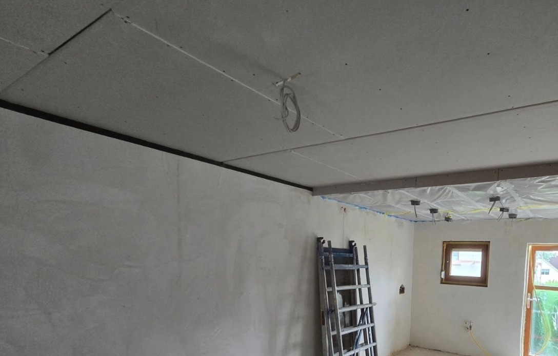 Trockenbau und Deckenverkleidung - Installation einer abgehängten Decke mit Trockenbauplatten und Vorbereitung für Elektroinstallationen.